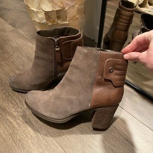 Clarks | suede booties / 9